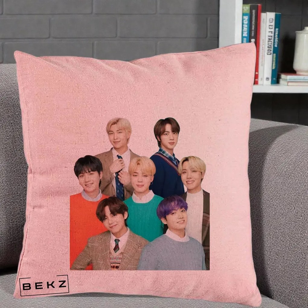 Perna Personalizata K-pop BTS Fotografie Grup Tinute Elegante, 40x40 cm, Roz, Husa Detasabila, Perna Inclusa, BEKZ®