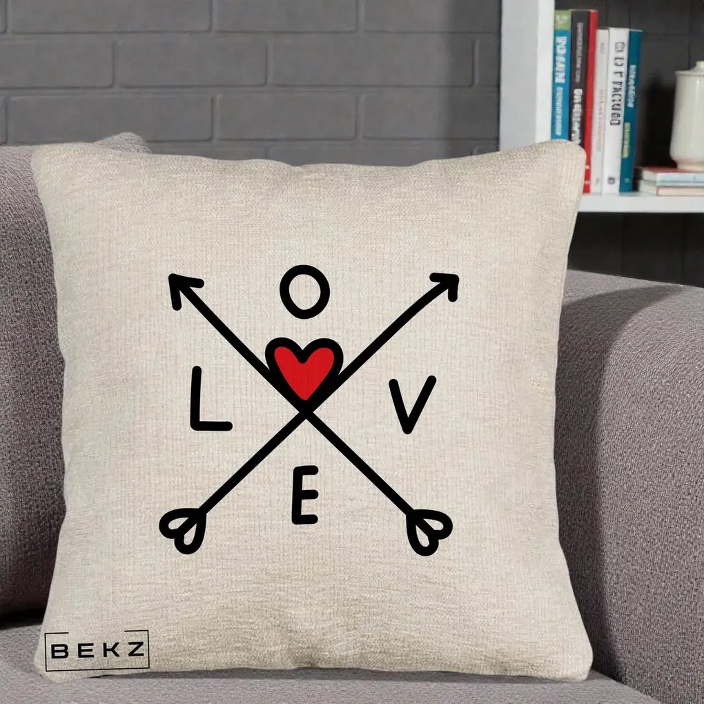 Perna Decorativa Love cu Sageti Incrucisate si Inima Rosie, 40x40 cm, Bej Canapea, Husa Detasabila, Perna Inclusa, BEKZ®