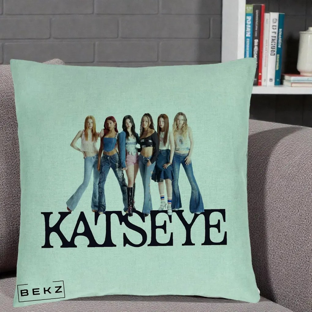 Perna Personalizata K-pop KATSEYE Foto Grup Blugi, 40x40 cm, Verde Menta, Husa Detasabila, Perna Inclusa, BEKZ®