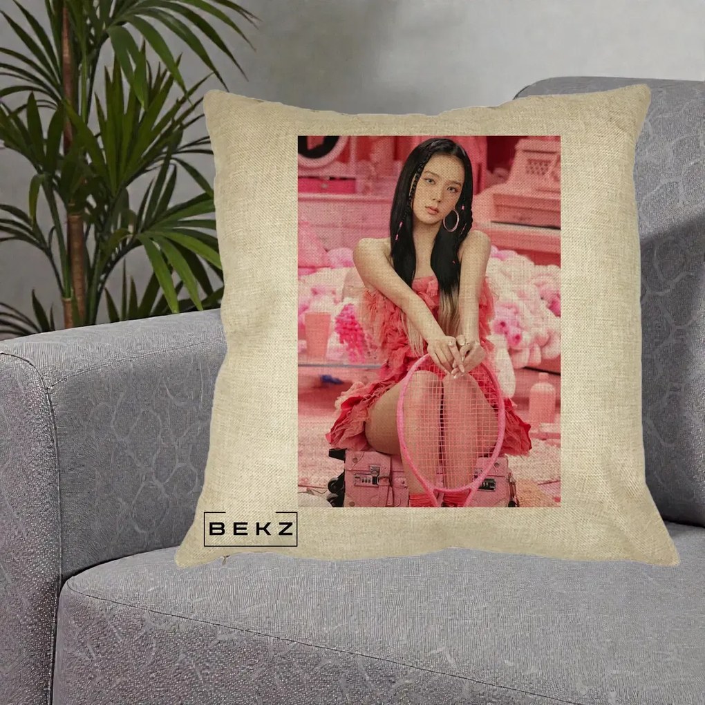 Perna Personalizata K-pop BLACKPINK Jisoo Pink Room, 40x40 cm, Crem, Husa Detasabila, Perna Inclusa, BEKZ®