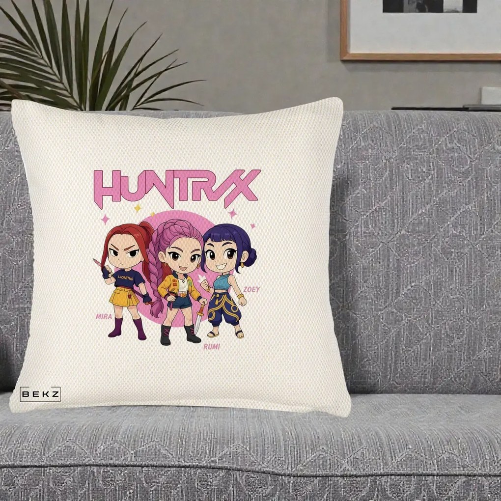Perna Personalizata K-pop HUNTRX Trio Chibi cu Arme, 40x40 cm, Crem Reliefat, Husa Detasabila, Perna Inclusa, BEKZ®