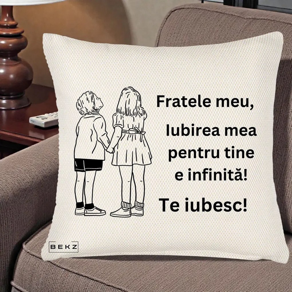 Cadou pentru Frate - Perna Personalizata Fratele Meu Te Iubesc Copii Tinand Maini Line Art, 40x40 cm, Crem Reliefat, Husa Detasabila, Perna Inclusa, BEKZ®