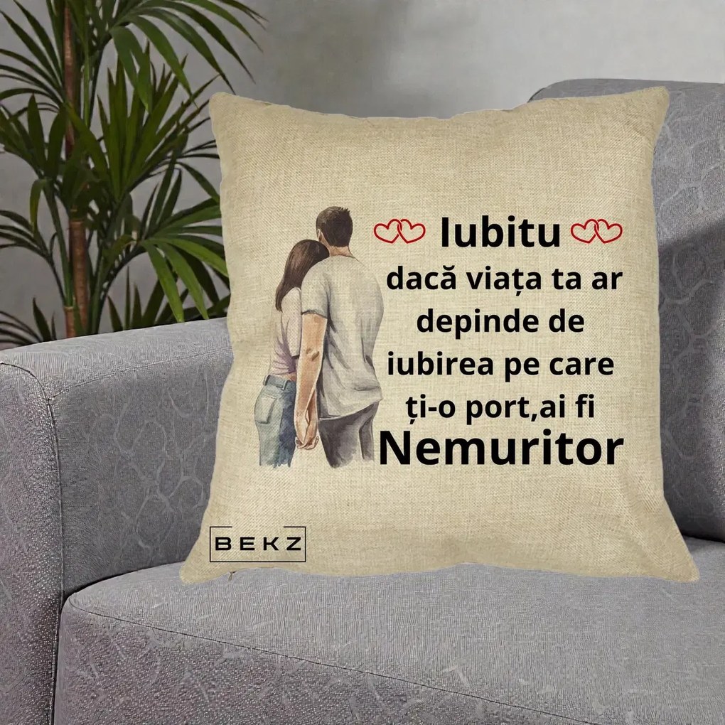 Cadou pentru Iubita - Perna Personalizata Iubitu Nemuritor cu Cuplu Acuarela si Inimi Rosii, 40x40 cm, Crem, Husa Detasabila, Perna Inclusa, BEKZ®