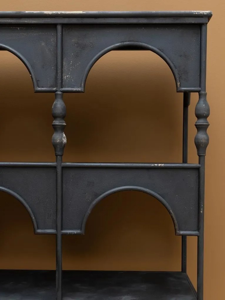 Etajeră din metal, negru, cu patină vintage, 5 rafturi și arcade decorative, finisaj antichizat, 194 x 120 x 34,5 cm, „Alhambra”