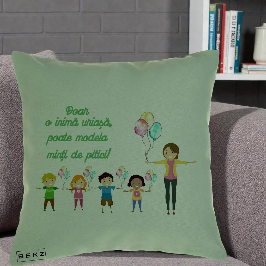 Cadou pentru Educatoare - Perna Personalizata Doar o Inima Uriasa poate Modela Minti de Pitici cu Educatoare si Baloane, 40x40 cm, Verde, Husa Detasabila, Perna Inclusa, BEKZ®
