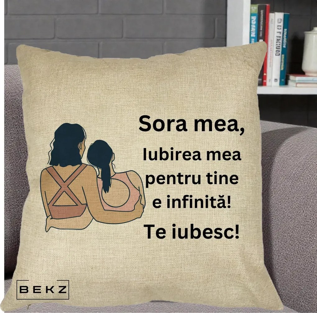 Cadou pentru Sora - Perna Personalizata Sora Mea Te Iubesc Doua Fete Fashioniste Line Art, 40x40 cm, Crem, Husa Detasabila, Perna Inclusa, BEKZ®