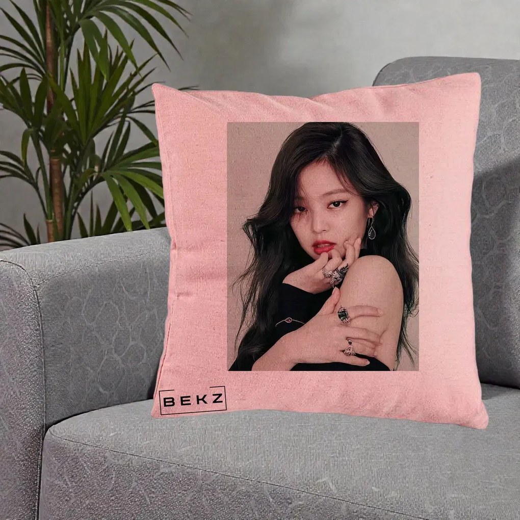 Perna Personalizata K-pop BLACKPINK Jennie Editorial Negru cu Inele, 40x40 cm, Roz, Husa Detasabila, Perna Inclusa, BEKZ®