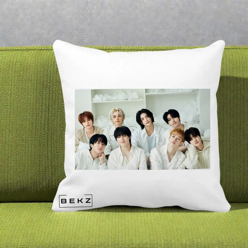 Perna Personalizata K-pop Stray Kids Foto Grup All-White Landscape, 40x40 cm, Alba Mata, Husa Detasabila, Perna Inclusa, BEKZ®