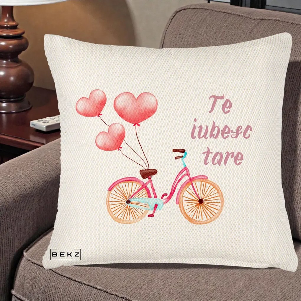 Perna Decorativa Te Iubesc Tare cu Bicicleta Roz si Baloane Inima, 40x40 cm, Crem Reliefat, Husa Detasabila, Perna Inclusa, BEKZ®