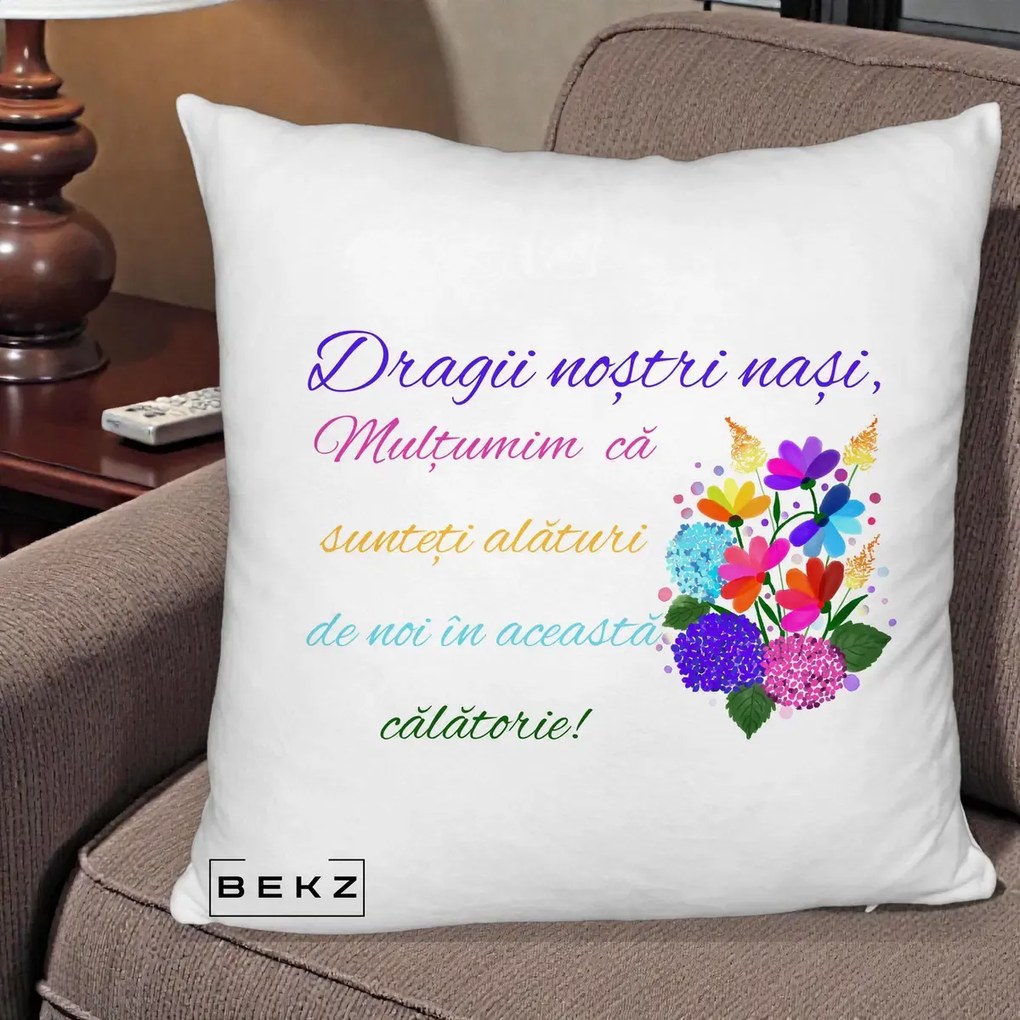 Perna personalizata nasi: Dragii nostri nasi, multumim, text colorat, 40x40 cm cu Umplutura, Alb Pufos, BEKZ