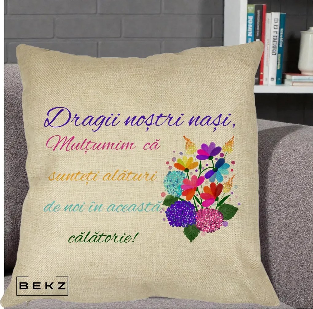 Perna Personalizata Dragii Nostri Nasi Multumim cu Flori Multicolore Colorat, 40x40 cm, Crem, Husa Detasabila, Perna Inclusa, BEKZ®