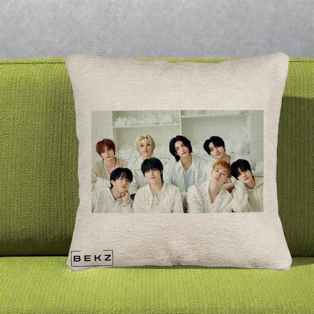 Perna Personalizata K-pop Stray Kids Foto Grup All-White Landscape, 40x40 cm, Bej Canapea, Husa Detasabila, Perna Inclusa, BEKZ®