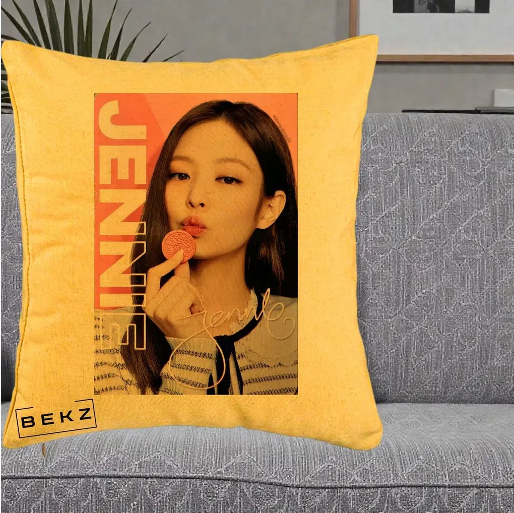 Perna Personalizata K-pop BLACKPINK Jennie cu Semnatura si Fond Roz, 40x40 cm, Galben, Husa Detasabila, Perna Inclusa, BEKZ®