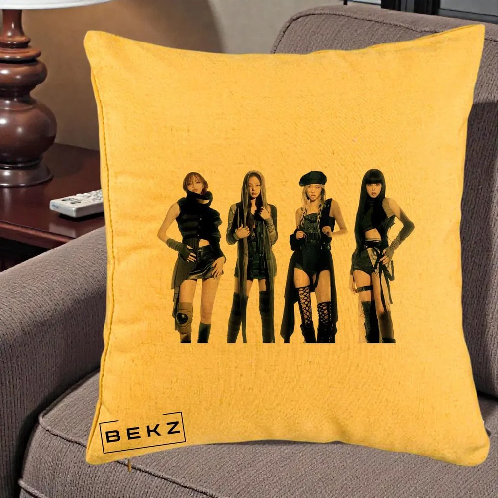 Perna Personalizata K-pop BLACKPINK Tinute Negre Elegante Grup, 40x40 cm, Galben, Husa Detasabila, Perna Inclusa, BEKZ®