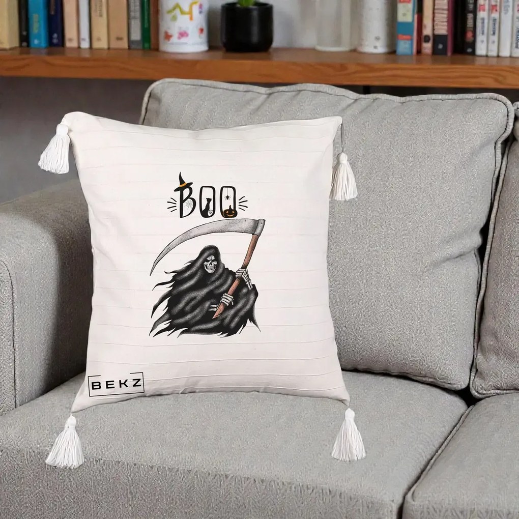 Perna Decorativa Halloween Boo Grim Reaper cu Coasa, 40x40 cm, Bej cu Franjuri, Husa Detasabila, Perna Inclusa, BEKZ®