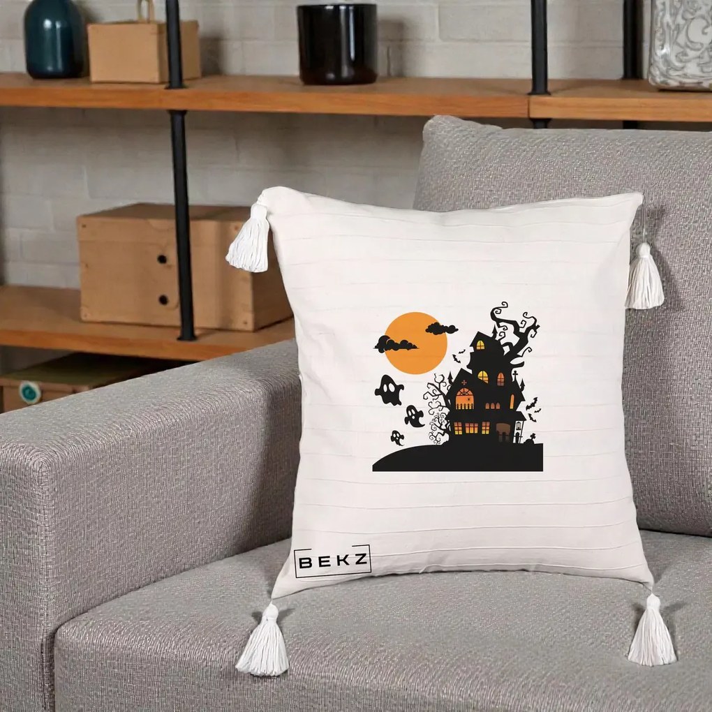 Perna Decorativa Halloween Casa Bantuita cu Fantome, 40x40 cm, Bej cu Franjuri, Husa Detasabila, Perna Inclusa, BEKZ®
