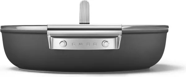 Oală joasă cu capac Smeg DPF2812BLM, 28 cm, 4,3 l, acoperire ceramică antiaderentă, potrivită pentru cuptor până la 250 °C, fără PFAS, compatibilă cu plitele cu inducție, negru