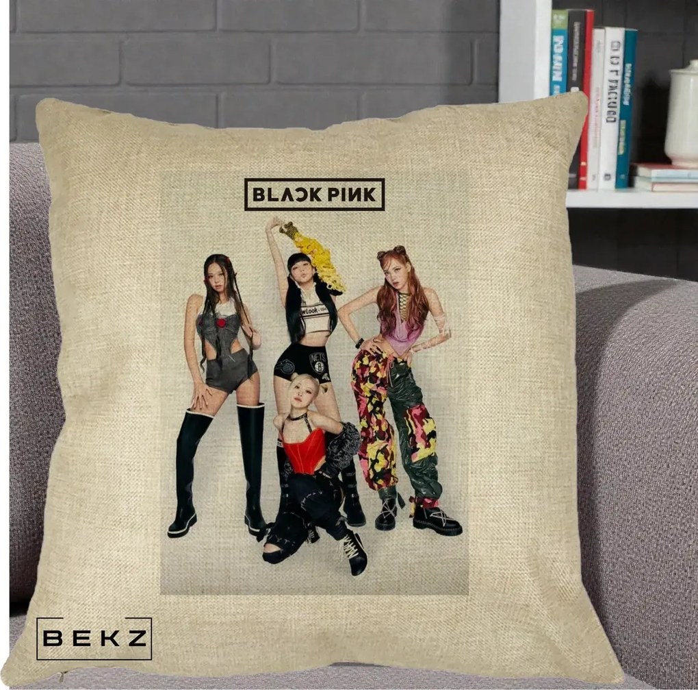 Perna Personalizata K-pop BLACKPINK Fotografie Grup Tinute Edgy, 40x40 cm, Crem, Husa Detasabila, Perna Inclusa, BEKZ®
