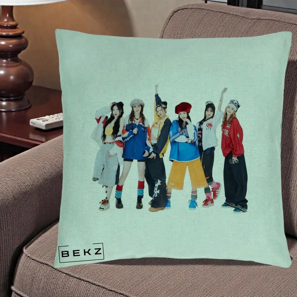 Perna Personalizata Grup K-pop Fete in Picioare Foto, 40x40 cm, Verde Menta, Husa Detasabila, Perna Inclusa, BEKZ®