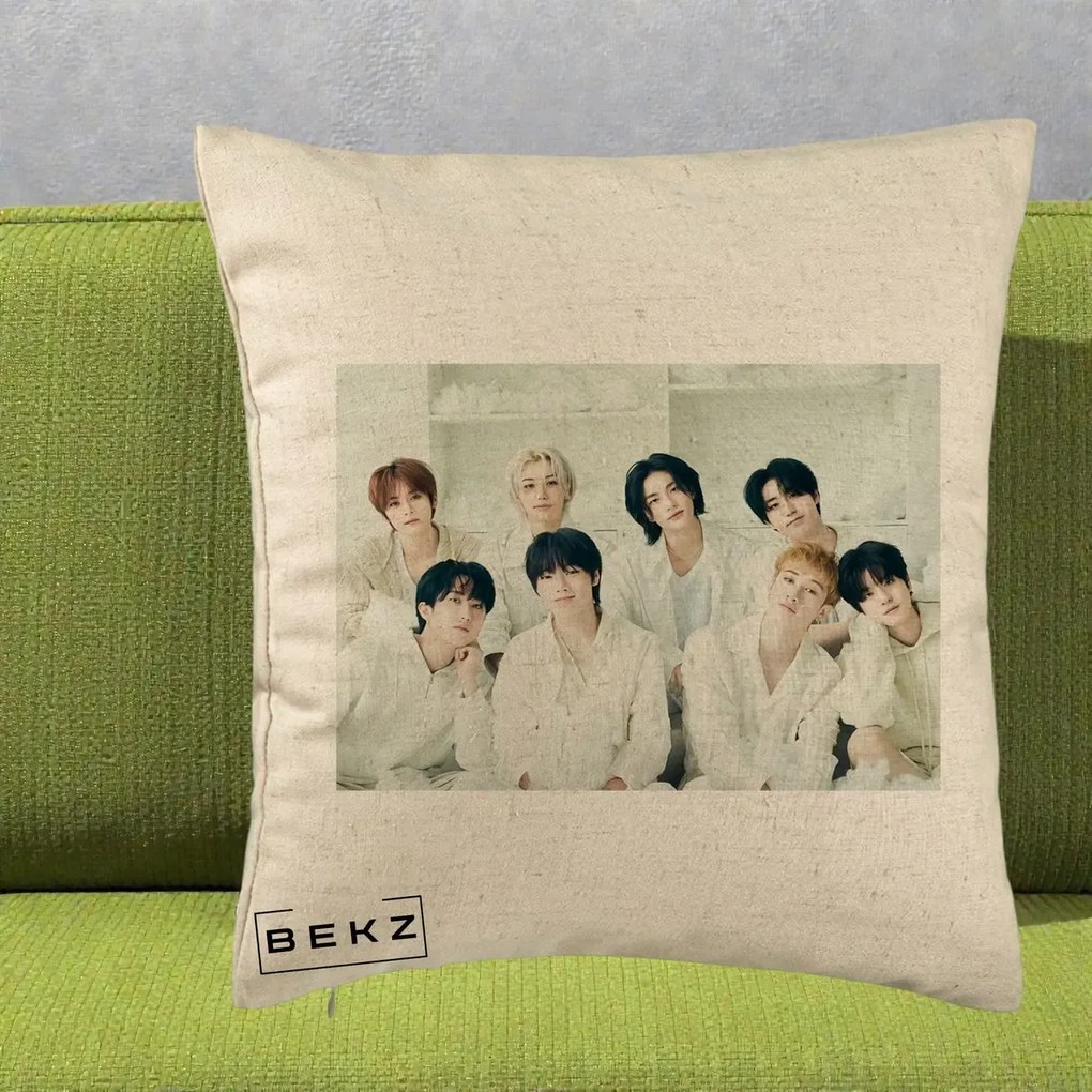 Perna Personalizata K-pop Stray Kids Foto Grup Alb All-White cu 8 Membrii, 40x40 cm, Bej, Husa Detasabila, Perna Inclusa, BEKZ®