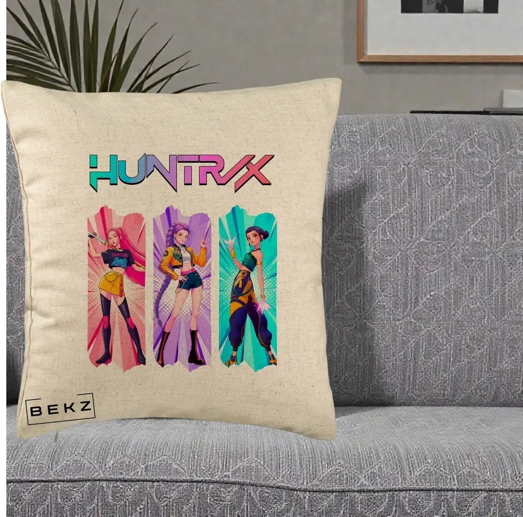 Perna Personalizata K-pop HUNTRX Trio cu Pisica in Benzi, 40x40 cm, Bej, Husa Detasabila, Perna Inclusa, BEKZ®