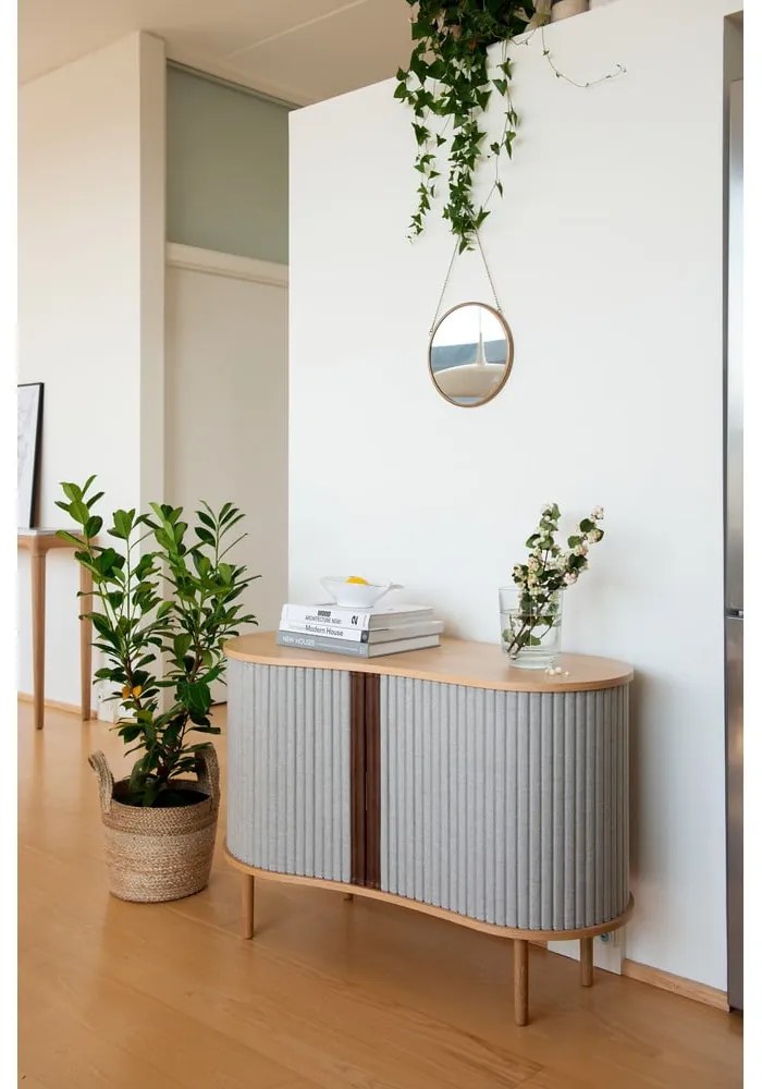 Comodă gri/în culoare naturală joasă cu aspect de lemn de stejar cu ușă glisantă 100x67 cm Audacious – UMAGE