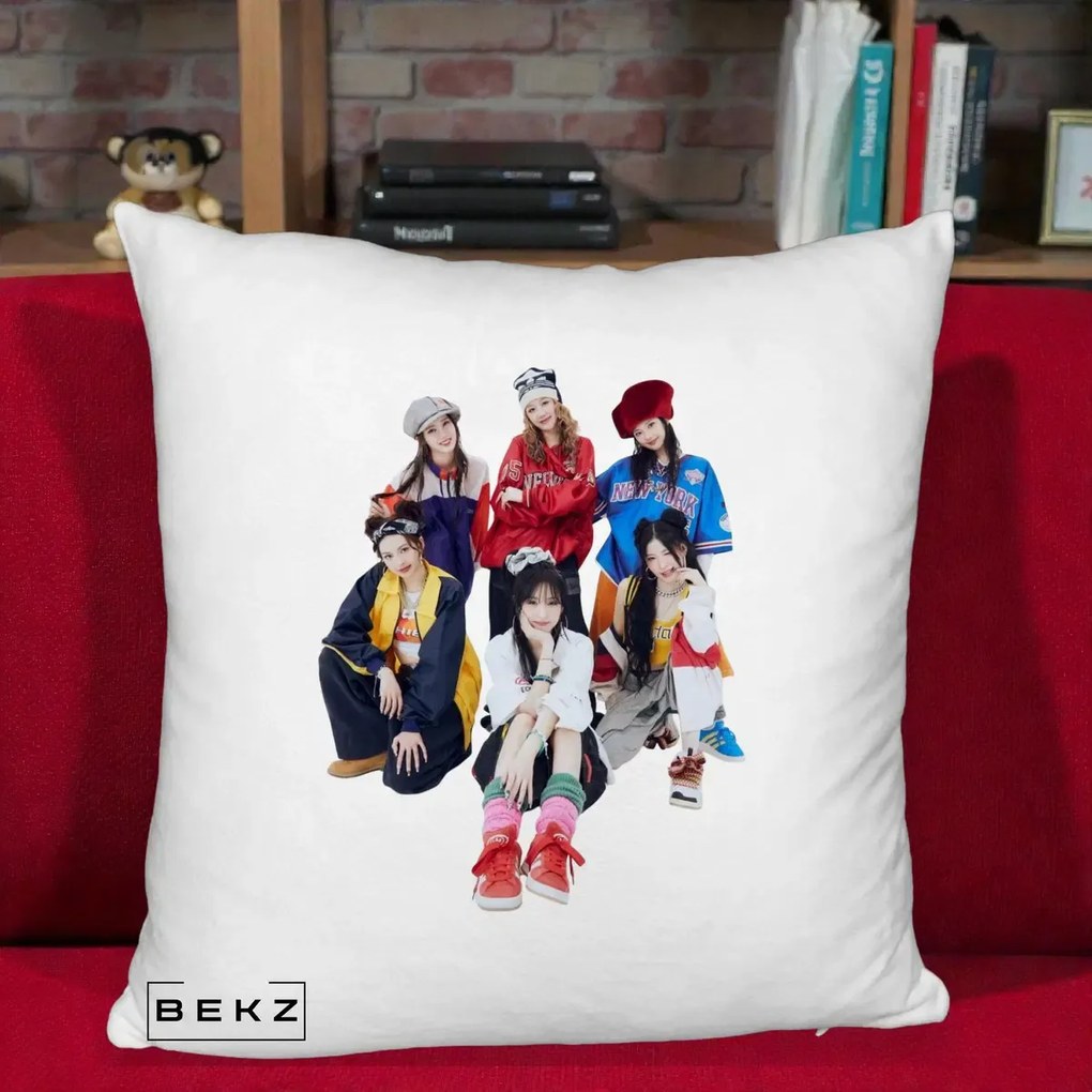 Perna Personalizata Grup K-pop Fete Streetwear Foto, 40x40 cm, Alb Pufos, Husa Detasabila, Perna Inclusa, BEKZ®