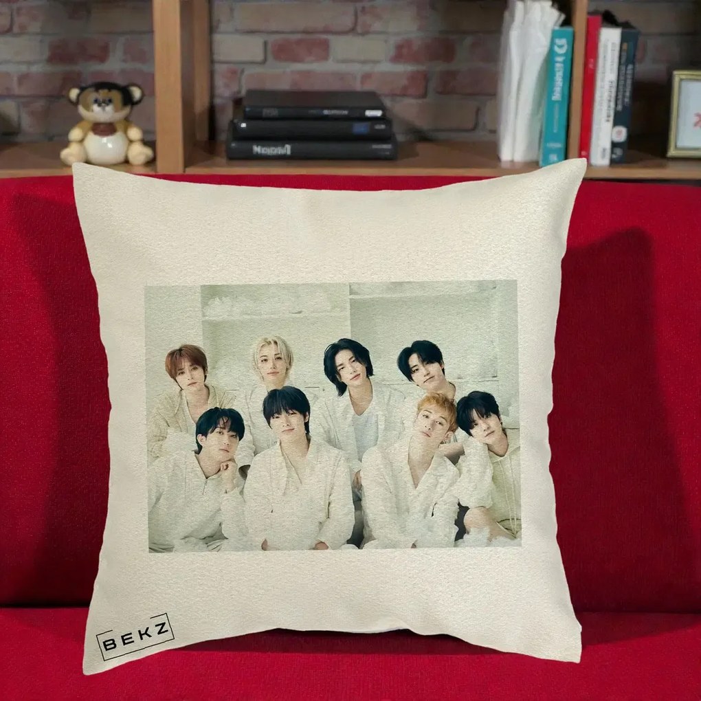 Perna Personalizata K-pop Stray Kids Foto Grup Alb All-White cu 8 Membrii, 40x40 cm, Ecru, Husa Detasabila, Perna Inclusa, BEKZ®