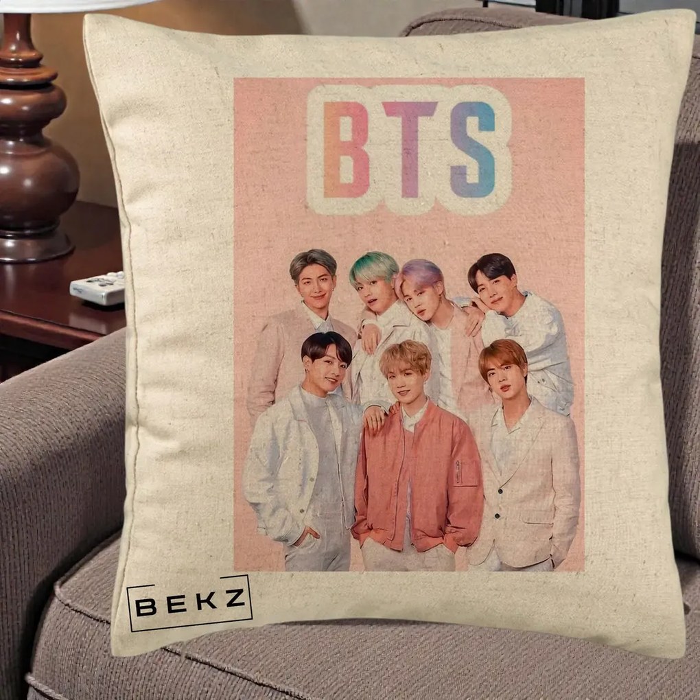 Perna Personalizata K-pop BTS Foto Grup cu BTS si Fond Roz Pastel, 40x40 cm, Bej, Husa Detasabila, Perna Inclusa, BEKZ®