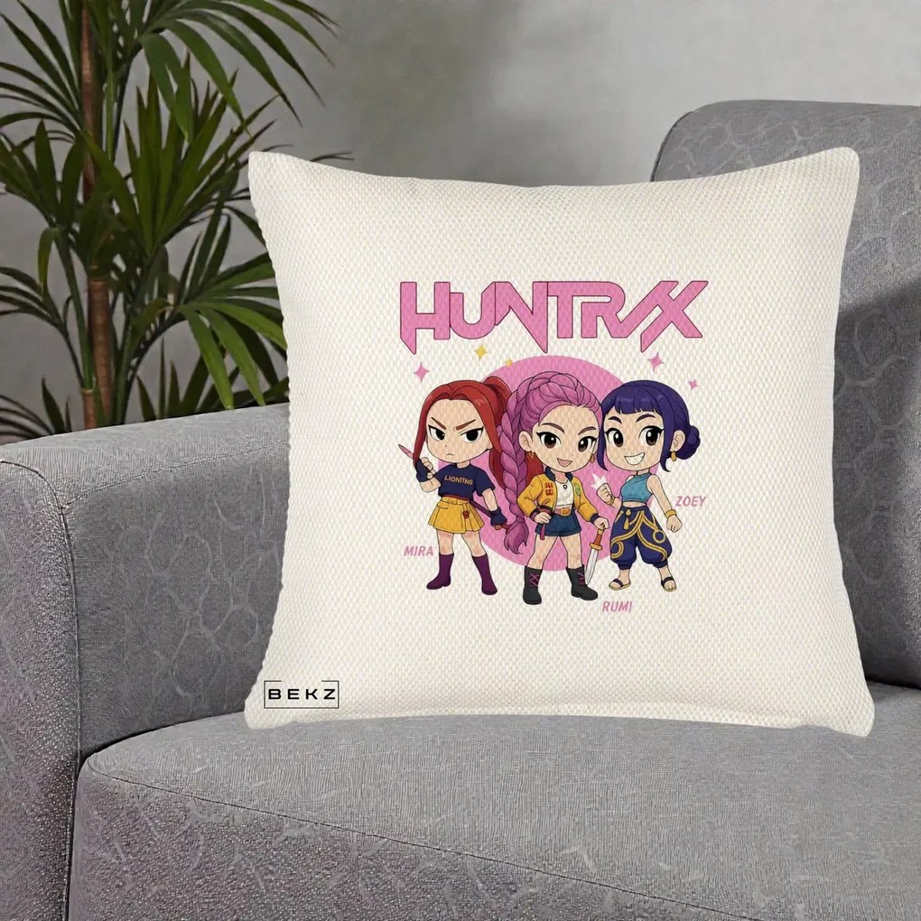 Perna Personalizata K-pop HUNTRX Trio Chibi cu Arme, 40x40 cm, Crem Reliefat, Husa Detasabila, Perna Inclusa, BEKZ®