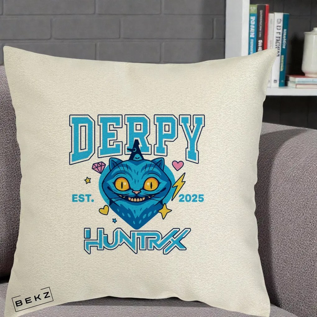 Perna Personalizata K-pop HUNTRX Derpy Pisica Albastra, 40x40 cm, Ecru, Husa Detasabila, Perna Inclusa, BEKZ®