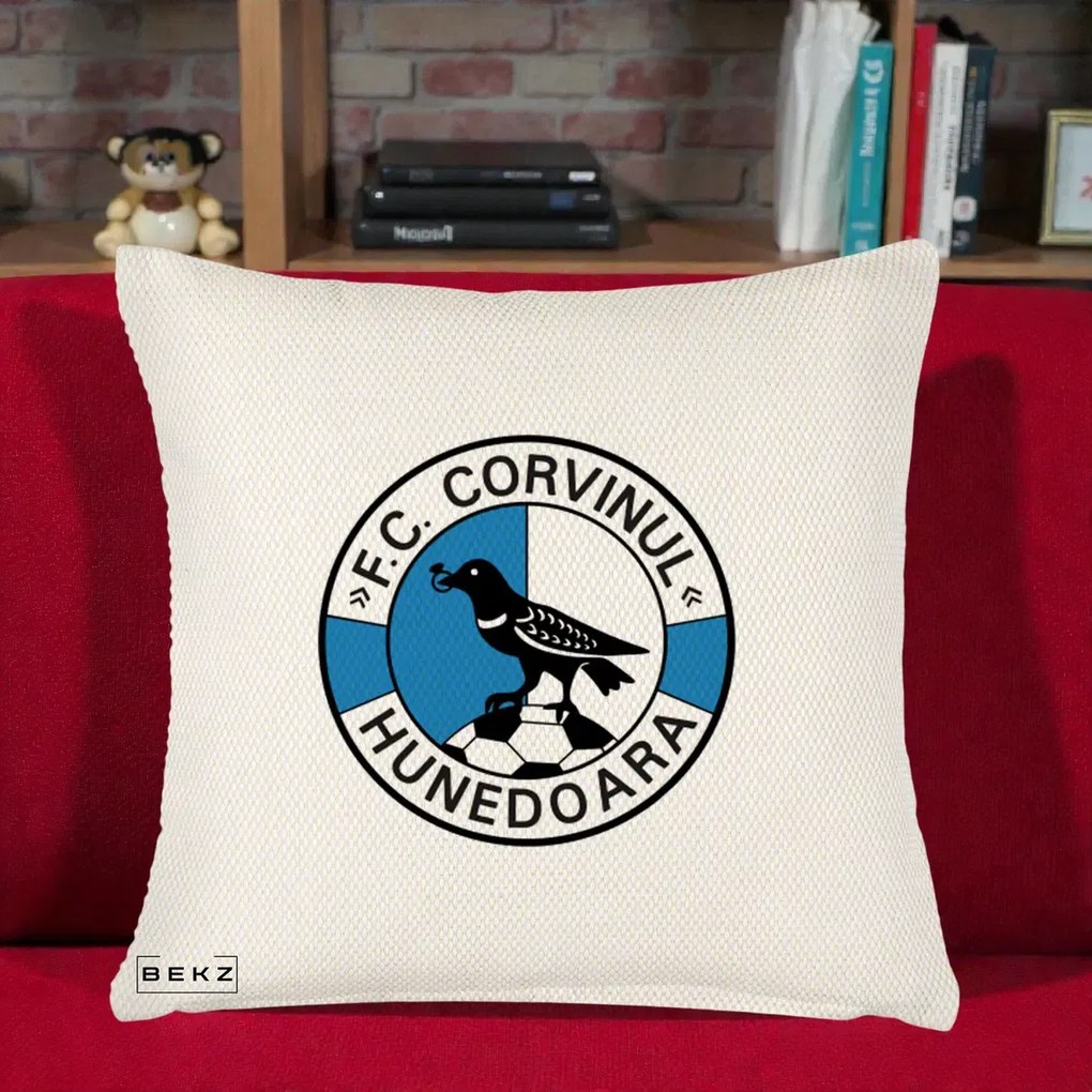 Perna Personalizata FC Corvinul Hunedoara Fotbal, 40x40 cm, Crem Reliefat, Husa Detasabila, Perna Inclusa, BEKZ®