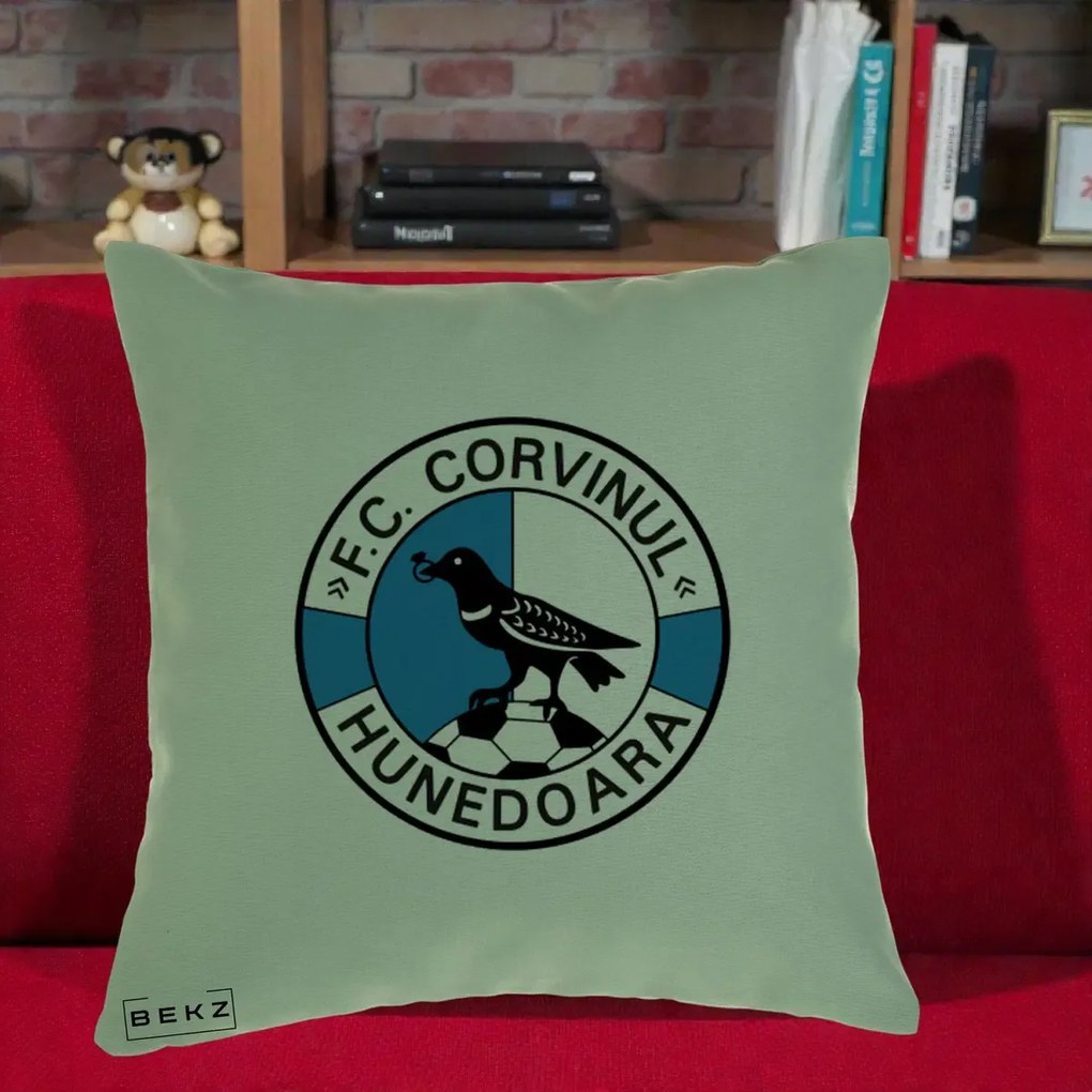 Perna Personalizata FC Corvinul Hunedoara Fotbal, 40x40 cm, Verde, Husa Detasabila, Perna Inclusa, BEKZ®
