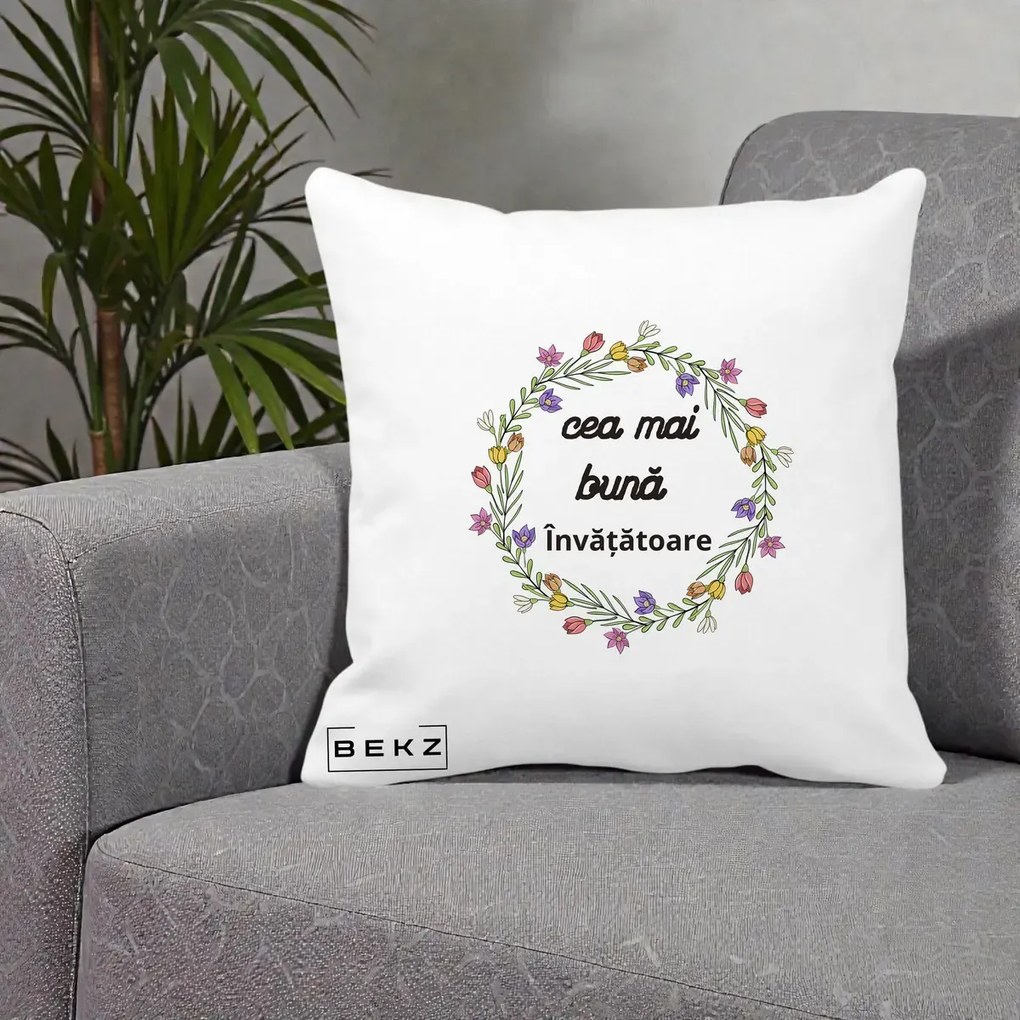 Cadou pentru Invatatoare - Perna Personalizata Cea mai Buna Invatatore cu Coronita Florala Colorata, 40x40 cm, Alba Mata, Husa Detasabila, Perna Inclusa, BEKZ®