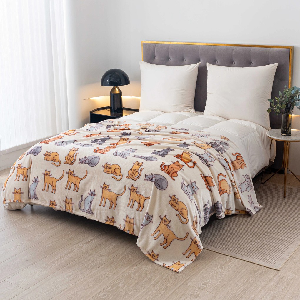 Patura din microplus COLORED CATS crem Dimensiune: 200 x 220 cm