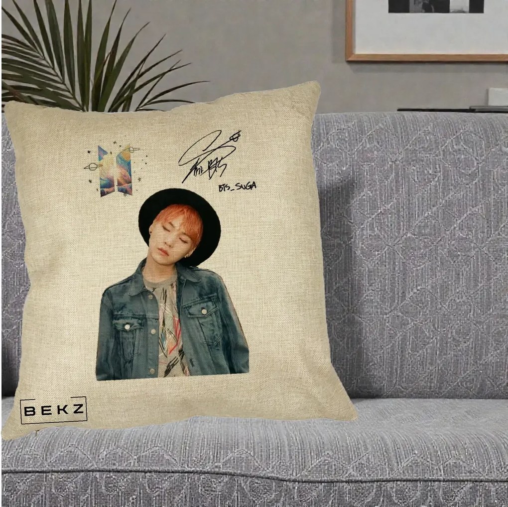Perna Personalizata K-pop BTS Suga par Portocaliu Palarie Autograf, 40x40 cm, Crem, Husa Detasabila, Perna Inclusa, BEKZ®