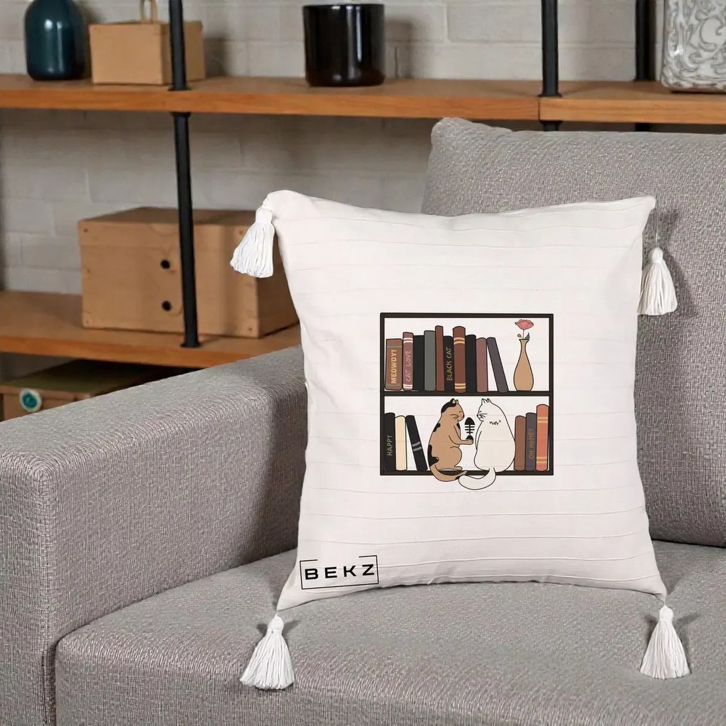 Perna Personalizata Pisici si Carti pe Raft, 40x40 cm, Bej cu Franjuri, Husa Detasabila, Perna Inclusa, BEKZ®