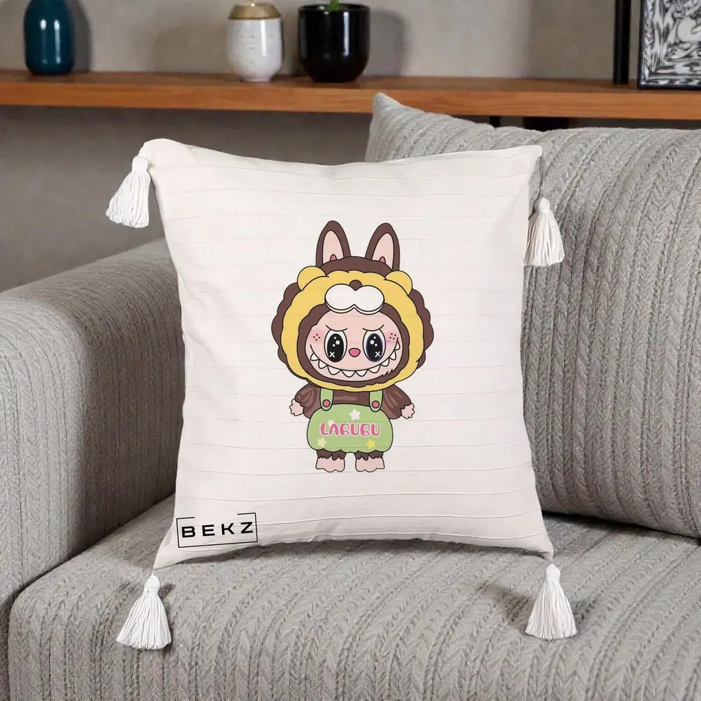 Perna Personalizata Labubu Leu Galben cu Salopeta, 40x40 cm, Bej cu Franjuri, Husa Detasabila, Perna Inclusa, BEKZ®