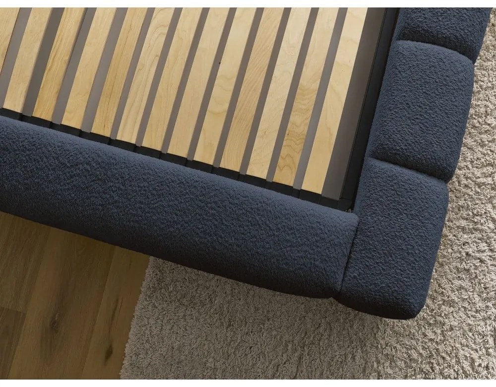 Pat matrimonial albastru închis tapițat cu spațiu de depozitare cu somieră 180x200 cm Denali – Bobochic Paris