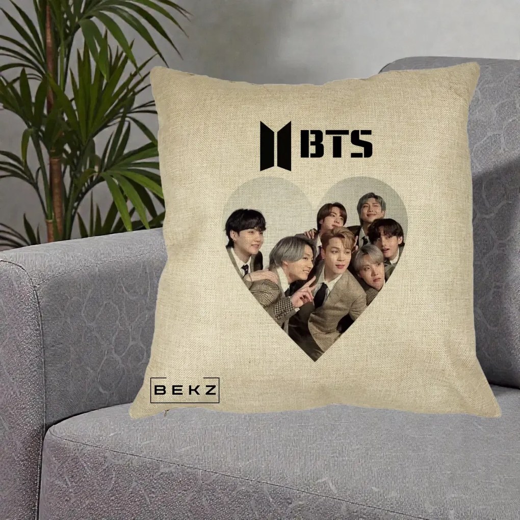 Perna Personalizata K-pop BTS Grup Fotografie in Inima, 40x40 cm, Crem, Husa Detasabila, Perna Inclusa, BEKZ®