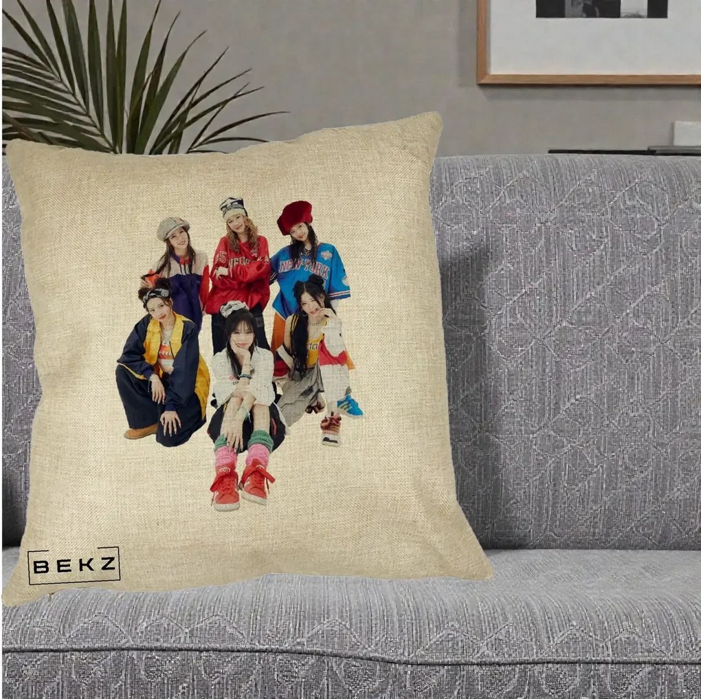 Perna Personalizata Grup K-pop Fete Streetwear Foto, 40x40 cm, Crem, Husa Detasabila, Perna Inclusa, BEKZ®