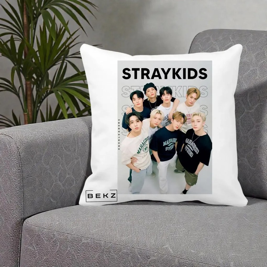 Perna Personalizata K-pop Stray Kids STRAYKIDS Alb-Negru cu Foto Grup, 40x40 cm, Alba Mata, Husa Detasabila, Perna Inclusa, BEKZ®