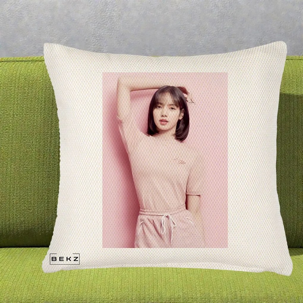 Perna Personalizata K-pop BLACKPINK Lisa Roz, 40x40 cm, Crem Reliefat, Husa Detasabila, Perna Inclusa, BEKZ®
