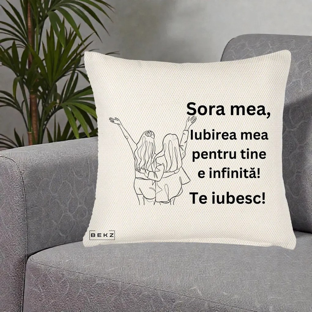 Cadou pentru Sora - Perna Personalizata Sora Mea Te Iubesc Line Art Doua Fete cu Brate Ridicate, 40x40 cm, Crem Reliefat, Husa Detasabila, Perna Inclusa, BEKZ®