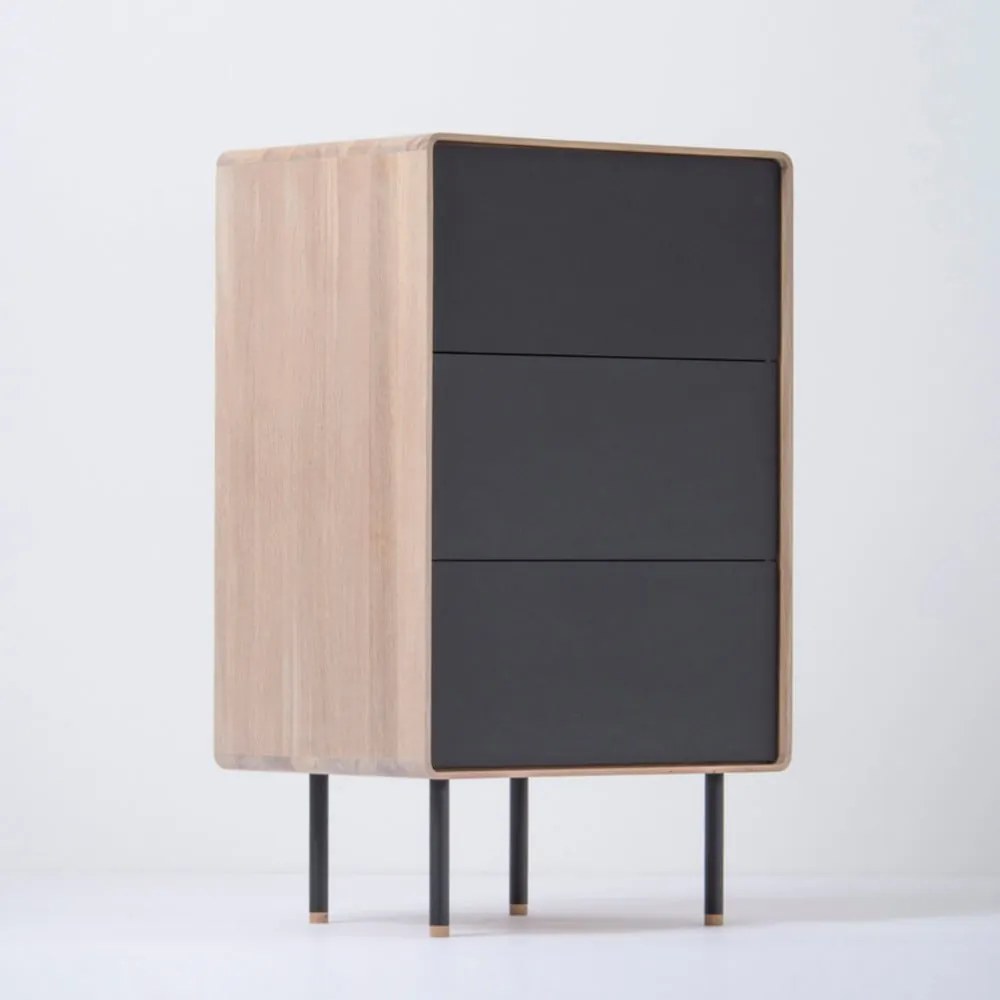 Comodă neagră/în culoare naturală înaltă din lemn de stejar 60x100 cm Fina – Gazzda