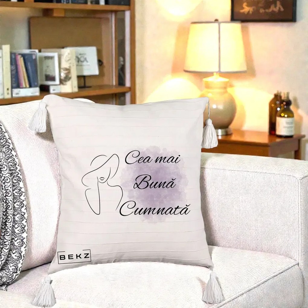 Cadou pentru Cumnata - Perna Personalizata Cea mai Buna Cumnata cu Silueta Dama si Pete Violet, 40x40 cm, Bej cu Franjuri, Husa Detasabila, Perna Inclusa, BEKZ®