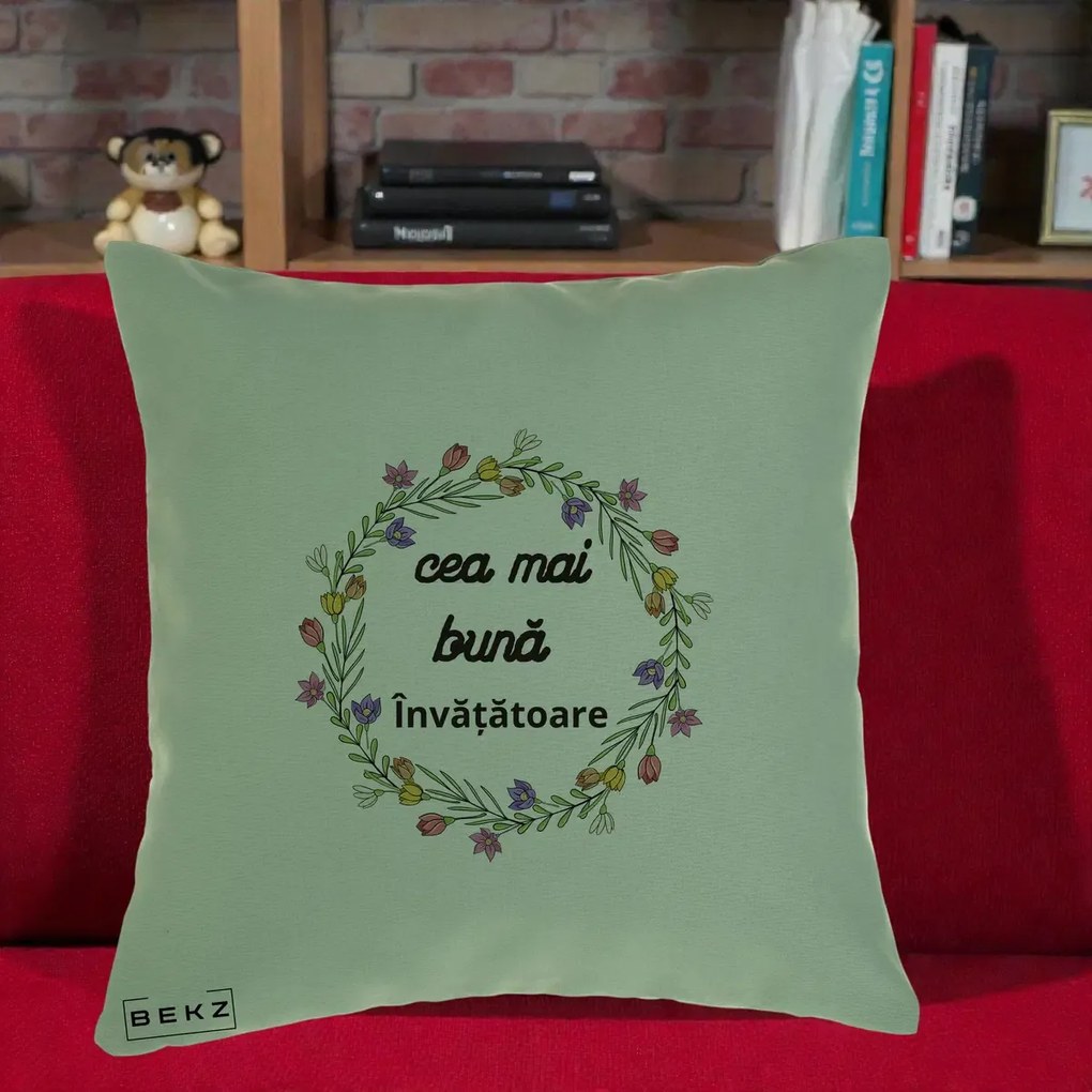 Cadou pentru Invatatoare - Perna Personalizata Cea mai Buna Invatatore cu Coronita Florala Colorata, 40x40 cm, Verde, Husa Detasabila, Perna Inclusa, BEKZ®