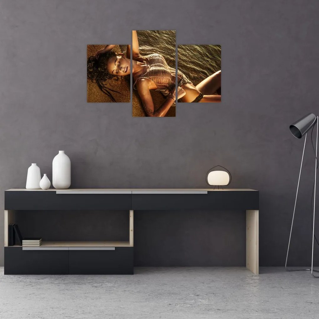 Tablou cu femeia întinsă pe plajă (90x60 cm)