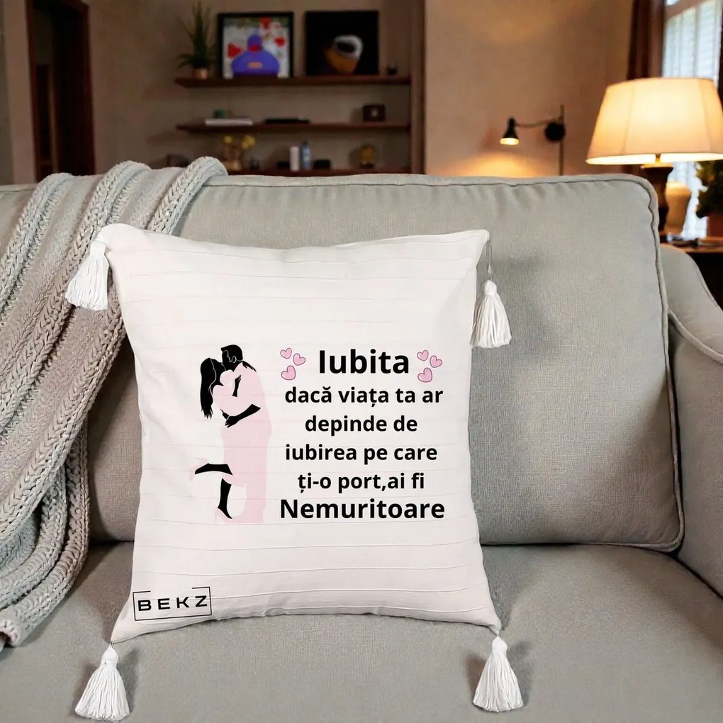 Cadou pentru Iubita - Perna Personalizata Iubita Nemuritoare cu Siluete de Cuplu, 40x40 cm, Bej cu Franjuri, Husa Detasabila, Perna Inclusa, BEKZ®