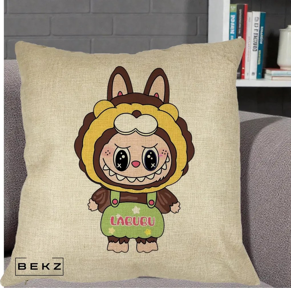 Perna Personalizata Labubu Leu Galben cu Salopeta, 40x40 cm, Crem, Husa Detasabila, Perna Inclusa, BEKZ®